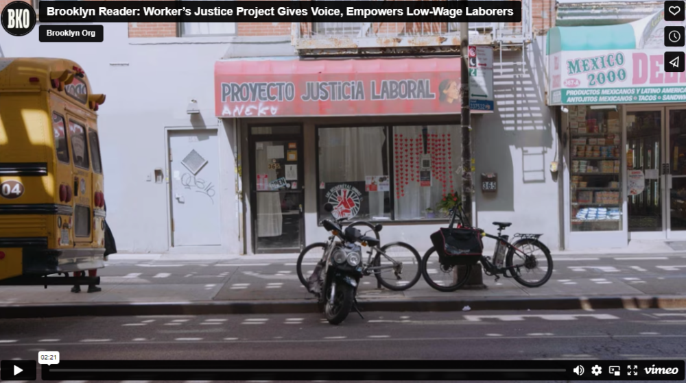 Street view of the entrance to "Proyecto Justicia Laboral" with two bicycles parked outside. A yellow school bus is on the left and a "Mexico 2000" store is on the right.